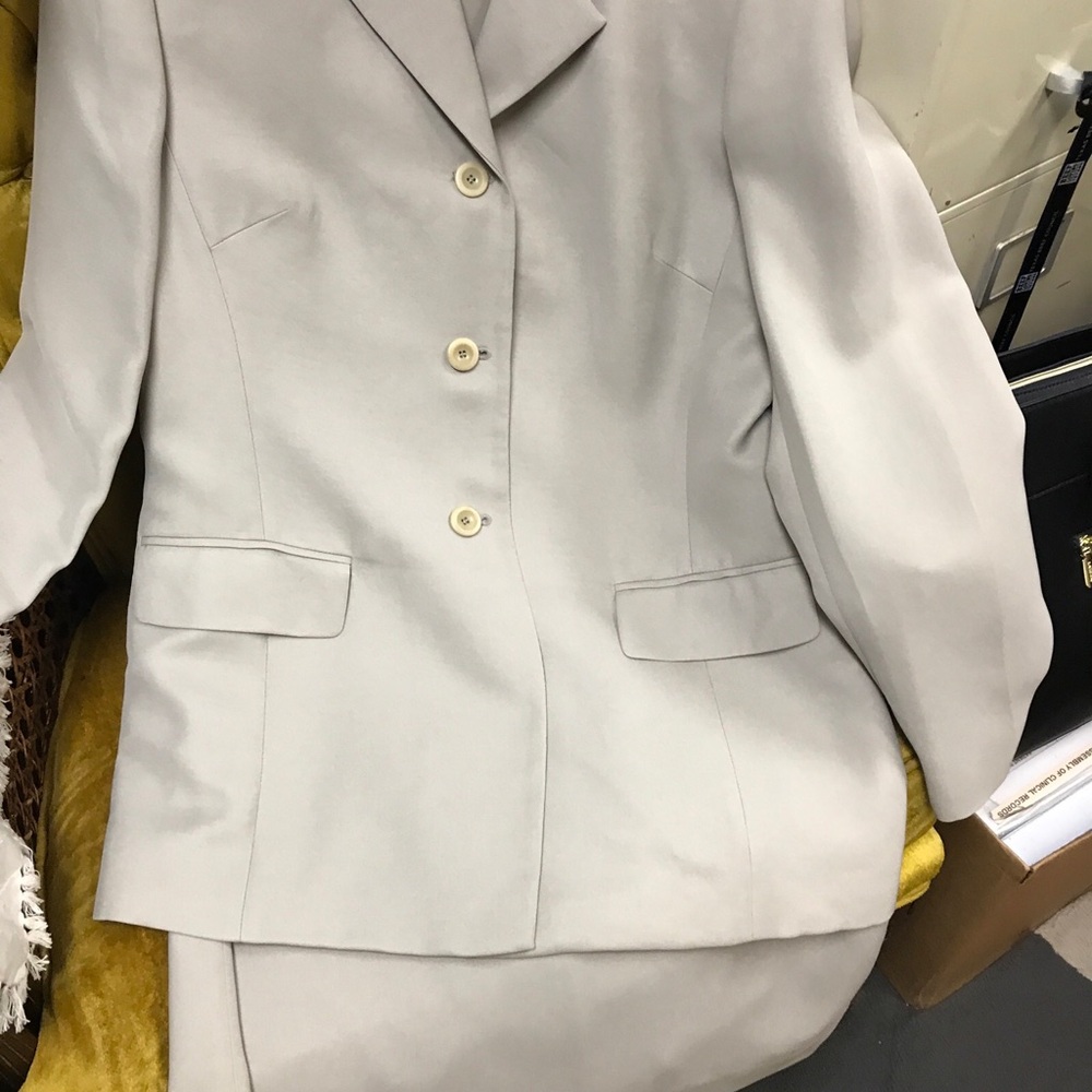 Elegant Beige Women's Suit Set - Picture 8 of 16